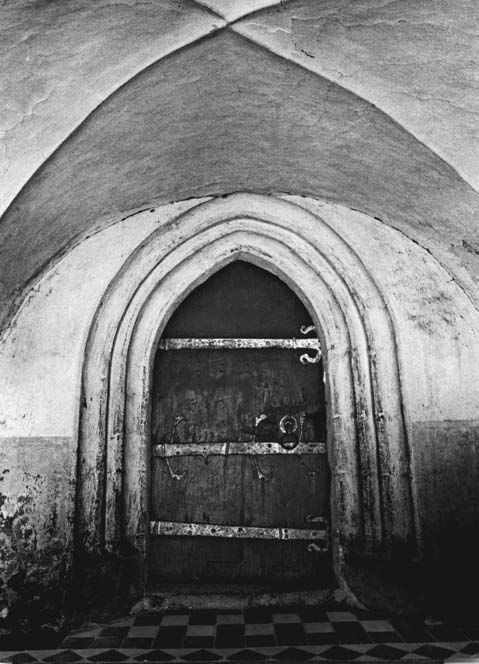Obr. 3. Meclov (okr. Domažlice), kostel sv. Michaela Archanděla. Západní vstupní portál. (Fotoarchiv Národního památkového ústavu, ú. p., foto V. Uher, 1981) Obr. 4. Meclov, kostel sv.