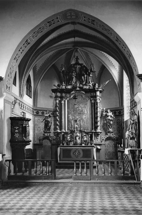 Obr. 8. Blížejov, kostel sv. Martina. Pohled do presbyteria. (Fotoarchiv Národního památkového ústavu, ú. p., foto E. Poche, b. r., asi 20. 30. léta 20. století) Obr. 9. Blížejov, kostel sv. Martina. Pohled do severozápadní části kleneb v presbyteriu s potrojným výběhem klenebních žeber na rozhraní křížové klenby a klenby paprsčité.
