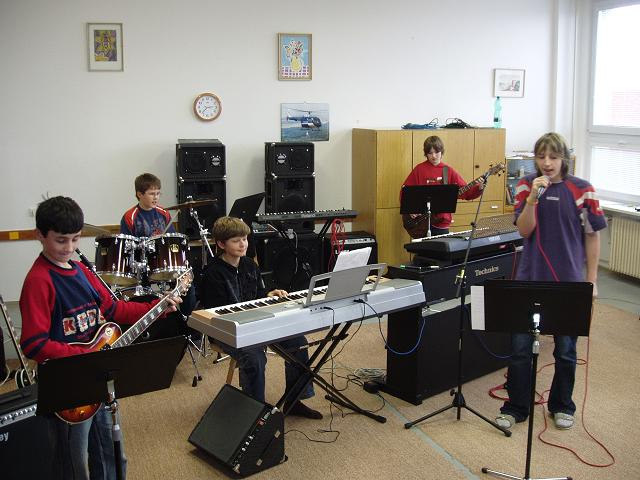 V novém školním roce 2007/2008 vzniká nová skupina ENDLESS pod vedením p. uč. Radka Bělohradského. Do kapely přicházejí tři nový členové: David Náhlovský bicí, Jiří Nerad el.