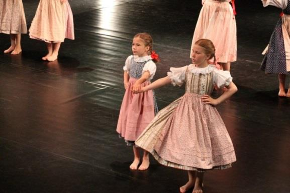 V říjnu připravili tanečnice a tanečníci pro žáky hradeckých škol reprízu úspěšného závěrečného vystoupení z předešlého školního roku Strašidelný hrad.