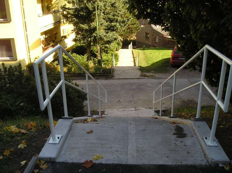 Opravné schody na sídlišti,