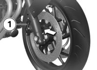 z Údržba Kontrola tloušťky brzdového obložení vpředu Odstavte motocykl, dbejte na to, aby stál na rovném pevném podkladu.