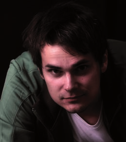 tomáš dobrík Narodený 4. 5. 1982 v Banskej Bystrici. V rokoch 2000 až 2005 študoval priemyselný dizajn nábytku na Technickej univerzite vo Zvolene.