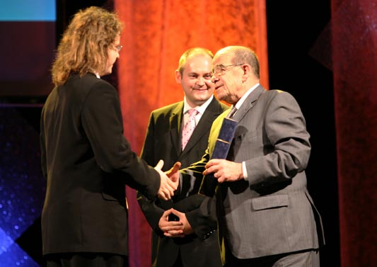České hlavičky hlásí březen 2010 GENERÁLNÍ PARTNEŘI PARTNER PROJEKTU MEDIÁLNÍ PARTNEŘI Hlavičky 2010 začínají, hlaste se přímo! IV. ročník soutěže České hlavičky startuje!