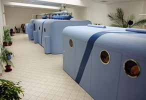 Obrázek 3 - Podtlaková barokomora Obrázek 4 - LBNP (lower body negative pressure simulátor záporného přetížení