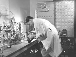 Berkelium poprvé připraveno v prosinci 1949 bombardováním 241 Am částicemi alfa objeven