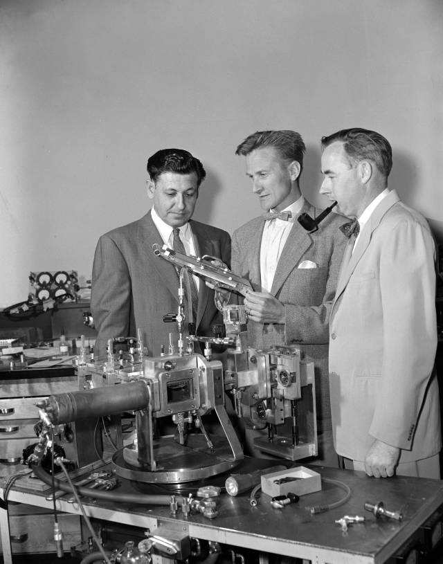 zleva: Albert Ghiorso, Torbjörn Sikkeland a John R.Walton (spoluobjevitel nobelia).