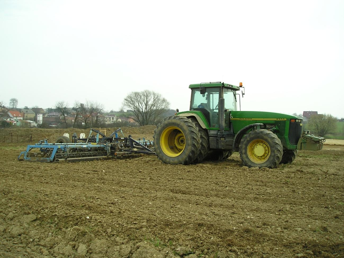 obr. 15 Traktor John Deere 8300 a kompaktor Farmet při