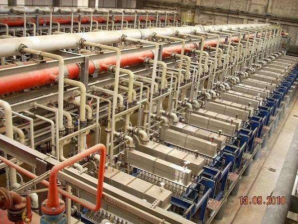 Kapitola 2 Zdroj: [25, Vinnolit 2011] Obrázek 2.10: Pohled na halu s bipolárními membránovými elektrolyzéry Zdroj: [32, Solvay 2010] Obrázek 2.