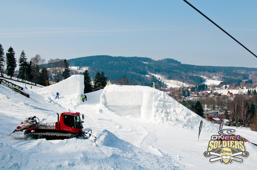 1.5.1.1 Big air Překážka ze sněhu skládající se z rozjezdu, odrazu, tablu a dopadu (viz výše).