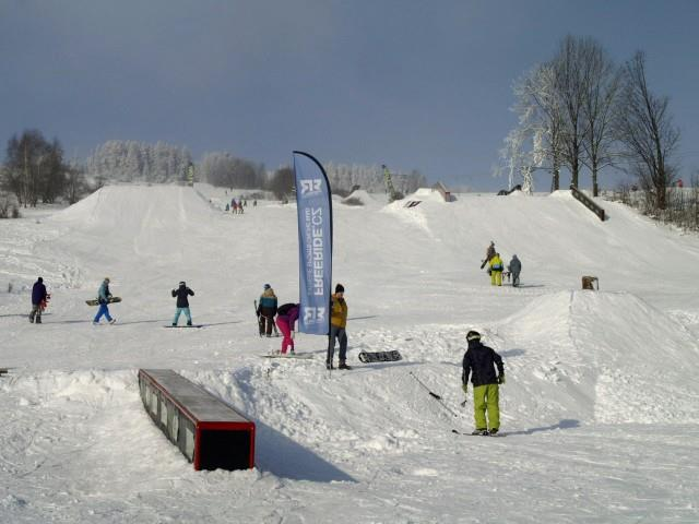 1.5.2 Překážky pro jibbing Níže zmíníme 4 nejznámější jibbovací platformy, první tři z nich se také nejvíce vyskytují ve snowparcích. Jsou pevné, vyrobené ze železa a pvc.