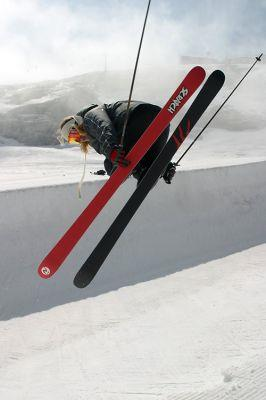 1.6.1.1 Safety grab Základní a nejjednodušší grab. Provádí se tak, že jezdec pokrčí obě nohy pod tělo, nekříží je, a pravou rukou uchopí pravou nohou pod vázáním.