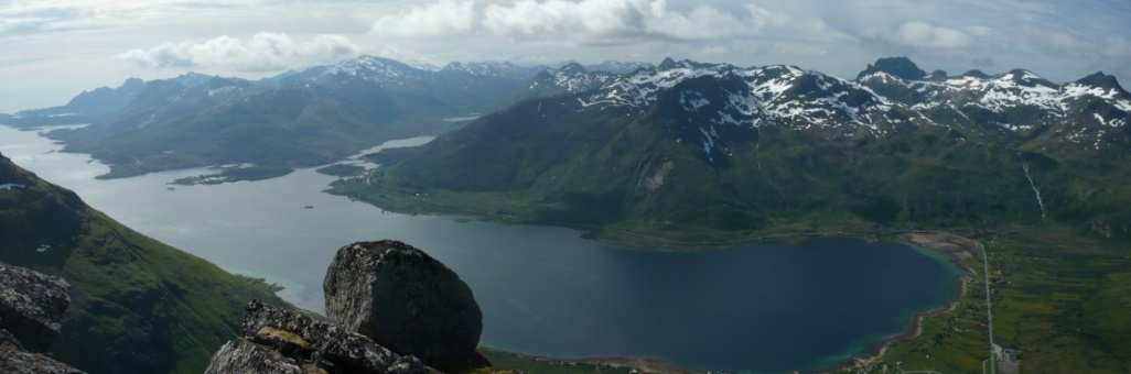 Pohled zpět do údolí a na fjord Po 2 lezeckých pasážích jsme usoudili, že to asi