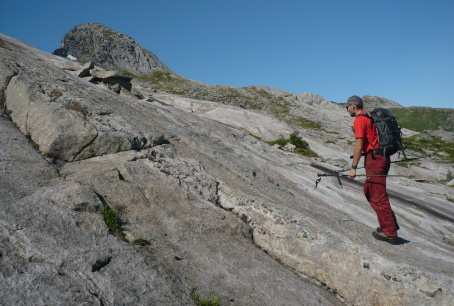 Pohled ze silnice. Kopec se jmenoval Vaterfjordtindan (690 m.