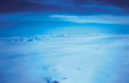 Pánev kontinentálního ledovce v jižním Grónsku lemovaná pásmem pohoří.