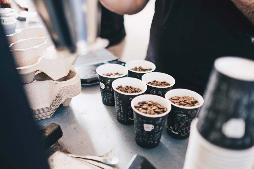 PRAGUE COFFEE FESTIVAL 2016 V letošním roce se uskutečnil již pátý ročník Prague Coffee Festivalu, kde si mohli návštěvníci užít dva dny plné kávových vjemů v unikátní lokalitě Kafkova domu v srdci