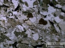 Na základě provedení petrografického průzkumu lze horninový materiál charakterizovat jako převážně střednězrnný arkózový pískovec, místy s jemnozrnnou křemennou matrix.