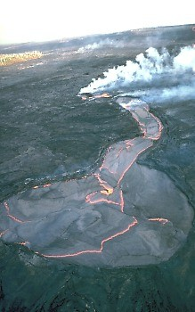 Lávové jezero (Crater Lake caldera) vznik lávového jezera (Bacon 1988) 1 km S outh P linian eruption N orth S outh P yroclastic flow s P yroclastic flow s N orth airfall pum ice and ash C aldera C