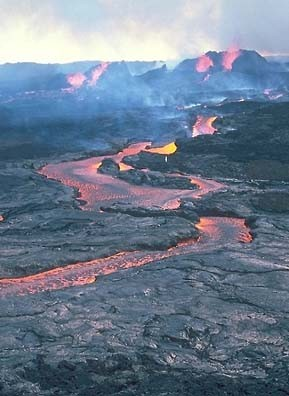 5) Podle převažujícího produktu exploze Lávové vulkány Lávové štíty (Lava Shields) - štítové sopky Lávové dómy (Lava Dome) Lávové Kupy (Lava Mounds) Puklinové erupce (Fissure Eruptions) Pyroklastické