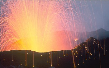 Typ vulkánu Složení magmatu Pyroklastická aktivita Stratovulkán intermediální pyroklastcké napadávky, surge a lahary Lávový dóm kyselé