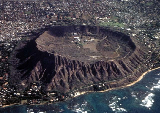 Maar: Hole-in-the- Ground, Oregon (courtesy of USGS): výbuchové hrdlo kruhová deprese na úrovni povrchu, nálevkový sopouch vzniklý