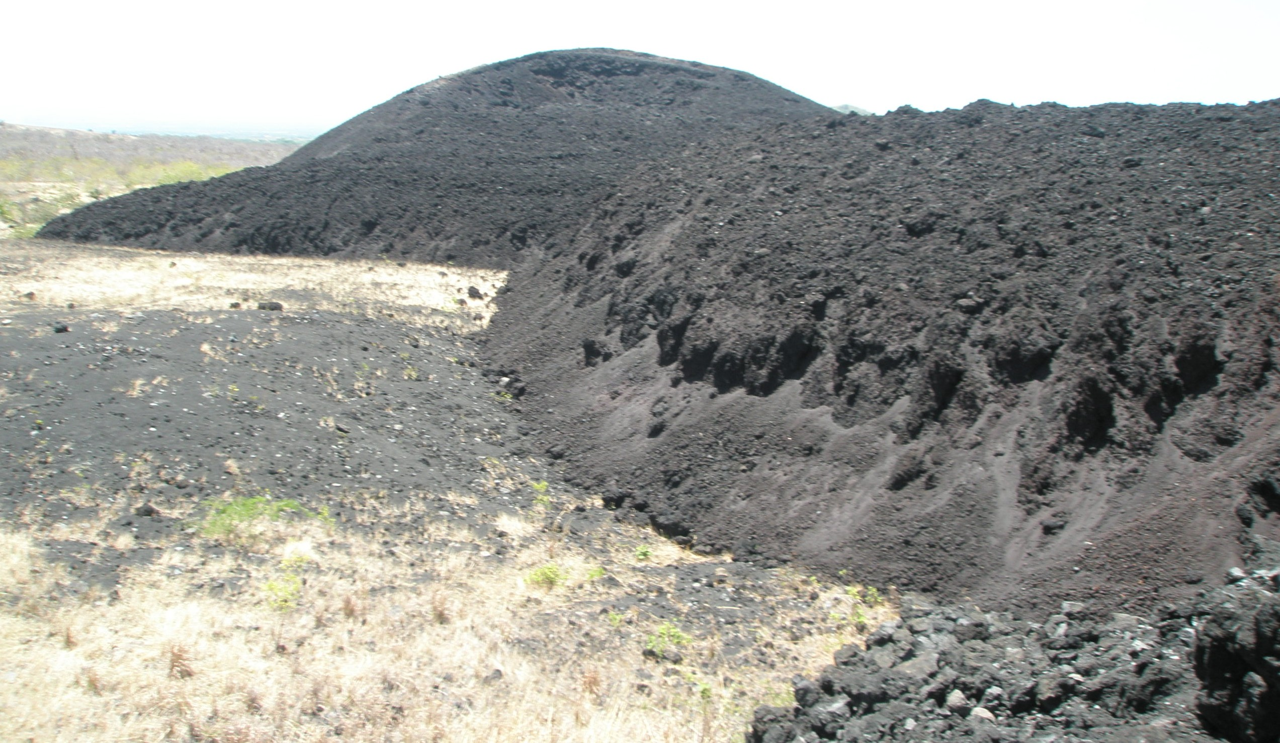 Nejmladší vulkán ve Střední Americe vznikl v dubnu 1850 a je jedním z nejaktivnějších vulkánu v Nikaragui. Cerro Negro je největší ze skupiny čtyř popelových kuţelů v této oblasti.