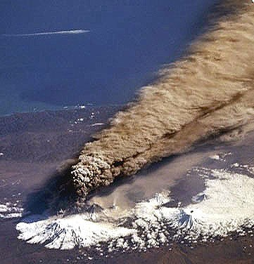 5) Pliniovský výrazný kuţel kyselé, silně viskózní magma s vysokým obsahem plynů produkce převáţně jemných pyroklastik (popel a prach)