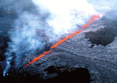 6) Trhlinová erupce (Fissure eruptions) Je úzce spojená s havajským typem erupcí někdy se také označují jako Islandský typ erupcí Tekuté bazické magma se vylévá na povrch nebo vznikají ohnivé fontány