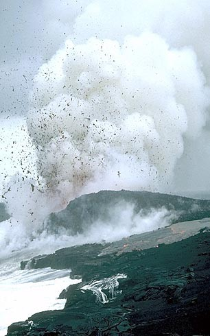 7) Hydrovulkanická sopečná činnost (Hydrovolcanic eruptions) v mělkovodním prostředí provázená únikem velkého mnoţství vodní páry a granulací láv za vzniku různých hyaloklastitů, polštářových láv a