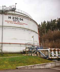 1/2017 TISÍCE TUN BENZINU A PETROLEJE DO STÁTNÍCH HMOTNÝCH REZERV Společnost Unipetrol RPA dodá do státních rezerv letecký petrolej pro armádu, maďarský MOL pro změnu benzin, který bude skladovat