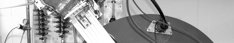 Obr. 3. Rozdíl v kvalitě práškových dat naměřených na laboratorním zdroji, Cu lampa (šedá linka) a na synchrotronu (linie BM01B synchrotronu ESRF v Grenoblu, černá linka).