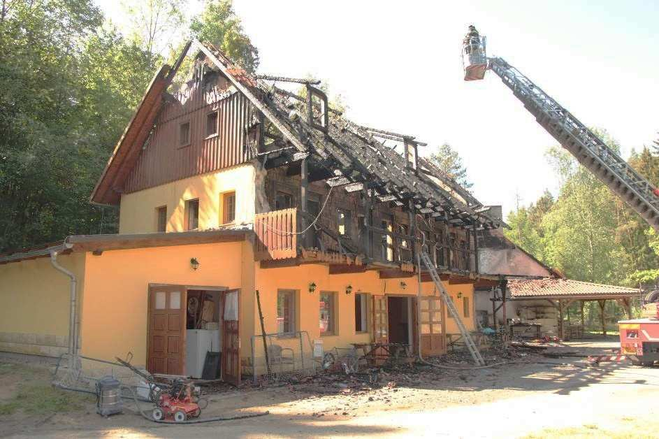 Tabulka č. 22: Počet realizovaných výstupů 2015 Požárně technické expertizy Odborná vyjádření Znalecké posudky Výjezdy na místa požárů 94 11 97 Mezi expertizy významných požárů řešených v r.