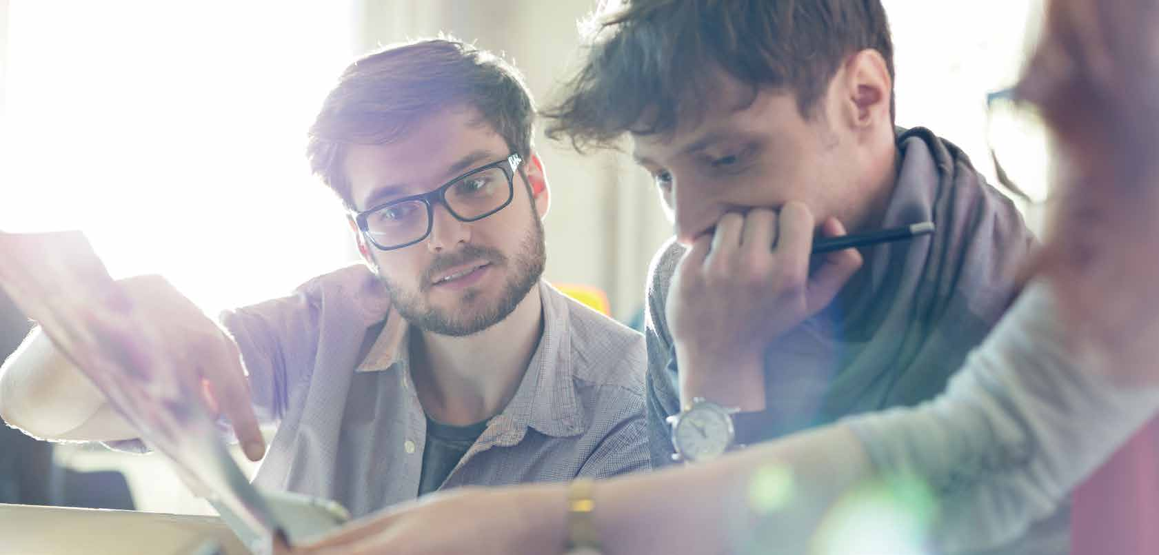ONLINE JE TRENDEM TAKÉ VE FINANČNÍCH INSTITUCÍCH ORGANIZACE ROZŠIŘUJÍ NABÍDKU BENEFITŮ OBCHOD & MARKETING FINANCE Základní měsíční platy uváděné v českých korunách pro pozice na plný úvazek v sektoru