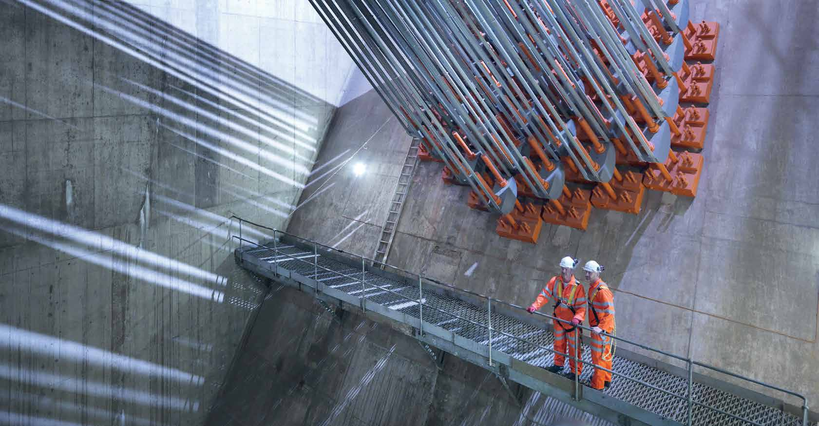 STAVEBNÍ SEKTOR NADÁLE ROSTE SLOŽITÉ ZÍSKÁVÁNÍ PROJEKTŮ VŠAK RŮST OMEZUJE STAVEBNICTVÍ A REALITY Základní měsíční platy uváděné v českých korunách pro pozice na plný úvazek v sektoru STAVEBNICTVÍ &