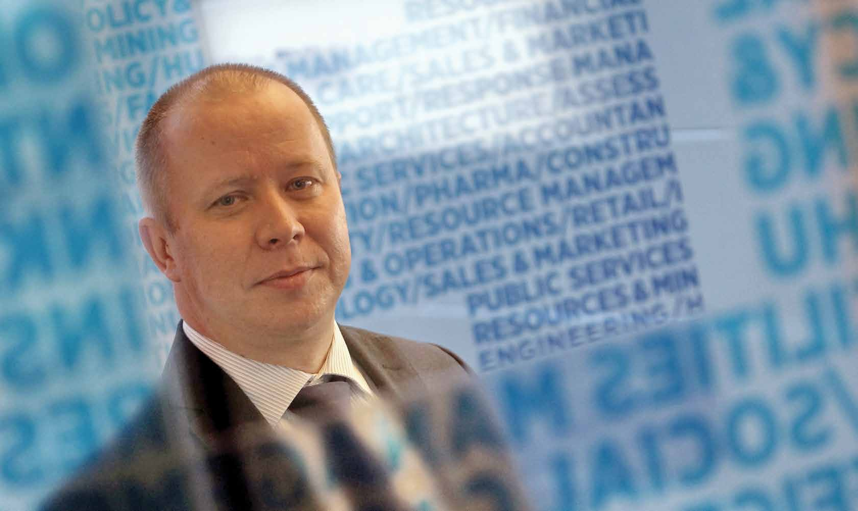 Úvod Vážené dámy/ vážení pánové, dovolte, abych Vás přivítal u aktuálního vydání Hays platového průzkumu pro rok 2017.