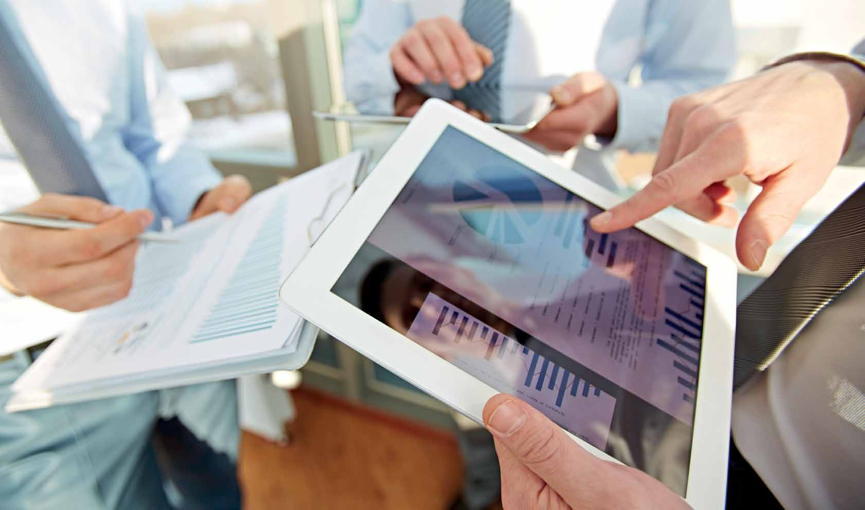 VOLNÝCH MÍST V SEKTORU FINANCÍ OPĚT PŘIBYLO MZDY ROSTLY PŘEDEVŠÍM ÚČETNÍM FINANCE A ÚČETNICTVÍ Základní měsíční platy uváděné v českých korunách pro pozice na plný úvazek v sektoru FINANCE &