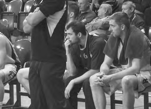 Nepříliš šťastné období v současné době prožívá náš rozehrávač Radim Klečka. Basketbal má zakázaný, a i kdyby moc chtěl, bolest v pravém koleně ho na palubovku nepustí.