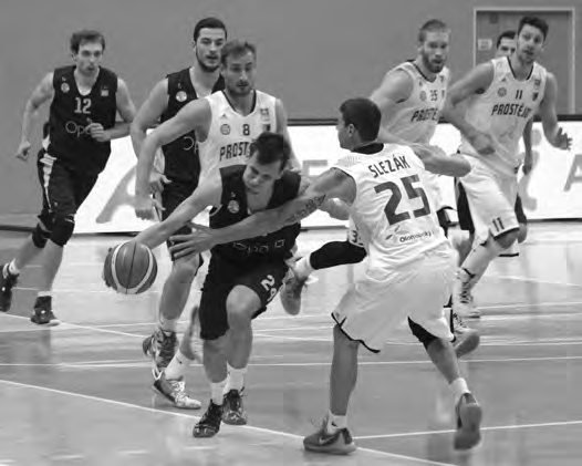 Opavští basketbalisté po dvou letech dobyli Jindřichův Hradec. Utkání se ale pro ně nevyvíjelo dobře, ještě ve třetí čtvrtině Jihočeši vedli.