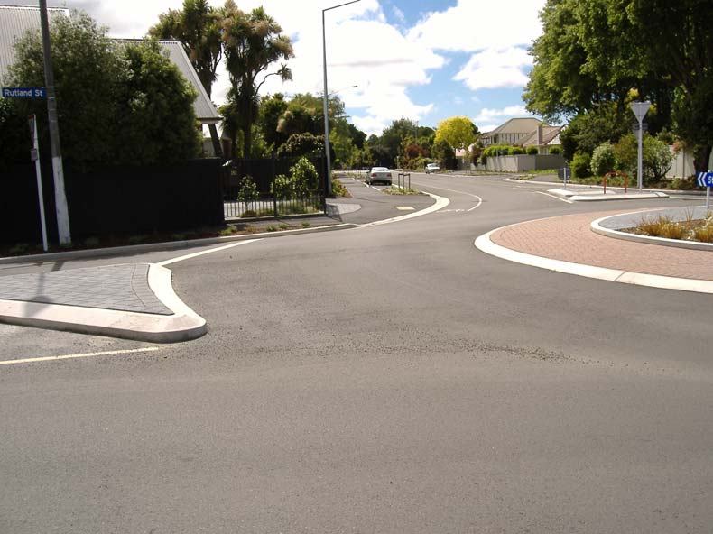 Obr. 5 Předimenzovaná šířka jízdního pruhu, vhodné barevné odlišení středového prstence, netangenciální napojení vjezdu křižovatka na Trafalgar Street, Christchurch (foto autor) Rozhledové poměry