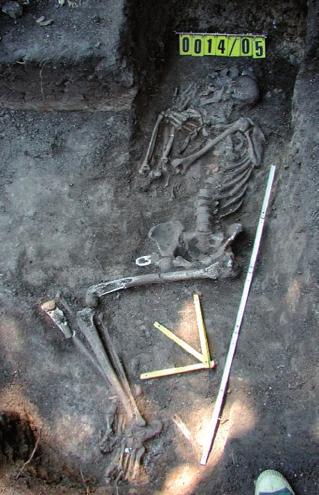 Archeologie doby hradištní v České a Slovenské republice Obr. 9. Klecany I. Hrob 14/05 ve skrčené poloze na S okraji pohřebiště. Foto N.