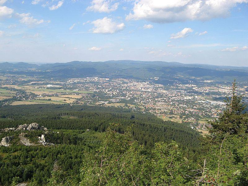 LIBEREC leží v severních Čechách protéká jím řeka Nisa je významným střediskem