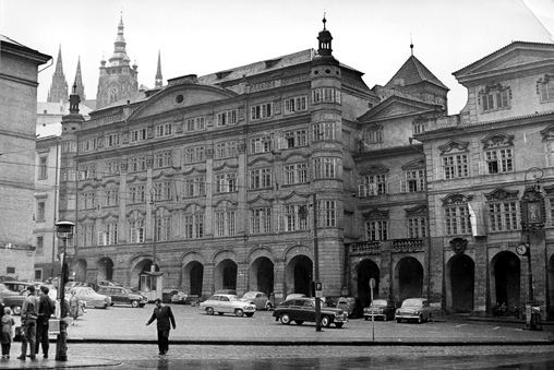 volontérech, mezi nimiž byly tehdejší špičky české i slovenské geologie. Do roku 1938 stoupl počet zaměstnanců na 17, po ztrátě pohraničí na 45.