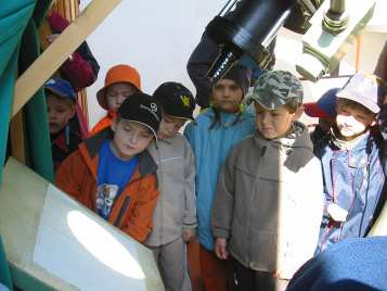 INNOST Rok 2005 byl z astronomického hlediska rokem velmi zajímavým. Nejoekávanjším úkazem se stalo bezesporu vzácné prstencové zatmní Slunce procházející jihozápadní Evropou.