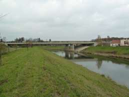 proti vodě Morava - dálniční most v