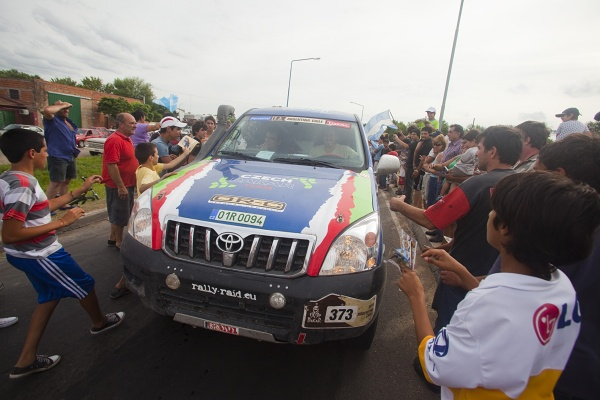Díky aktivitě si posádka Toyoty Czech Dakar Teamu získala v horkem poněkud utlumené aréně pozornost a odjížděla za bouřlivého potlesku a skandování.