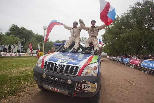 Foto: Czech Dakar Team - Jiří Janeček a Viktor Chytka na kapotě své Toyoty v cíli, kategorie automobily Viktor Chytka se ještě krátce vrátil k poslední etapě: "Sice se prakticky nezávodilo, ale i tak