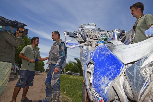 Foto: Czech Dakar Team - Jan Veselý vedle stroje Yamaha, kategorie motocykly Honza se taktéž ještě jednou vrátil k poslední etapě: "Byla to typická mávací etapa.