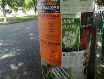 Velkou část děje nesou vypravěči, muž a žena, kteří hovoří podle situace za kteroukoli z postav, podobně jako řecký chór v jiné hře Pauly Vogel Jak jsem se učila řídit.