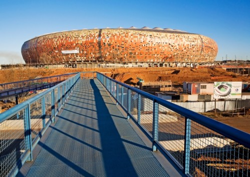 Soccer City Největší ze všech stadionů na mistrovství. Uskutečnil se na něm zahajovací ceremoniál, včetně úvodního zápasu a finále. Nachází se na jihozápadě Johanesburgu a celková kapacita je 94 500.