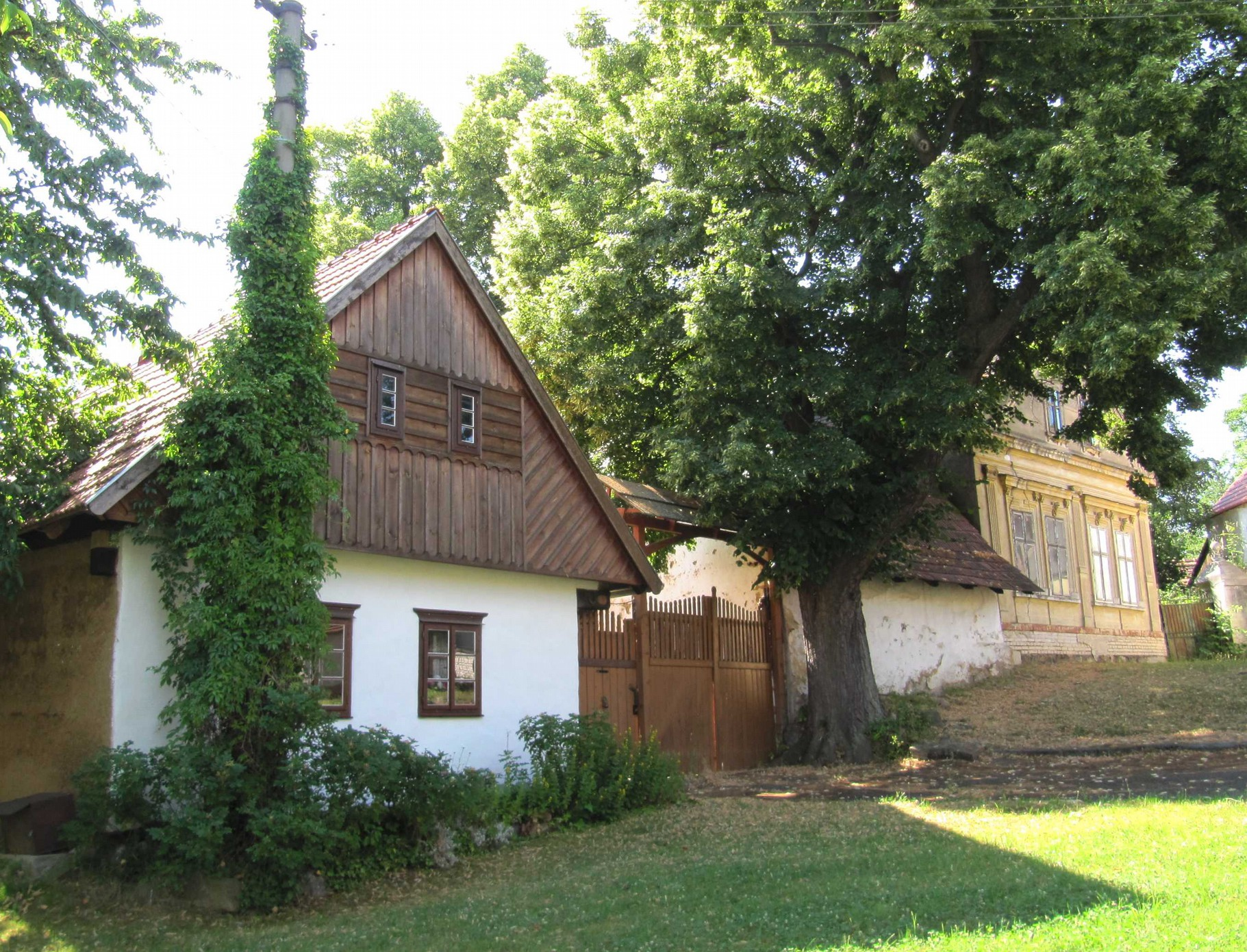 ), syn František zámečník, další byt Čipera Josef (původem z Chrástu) slévač, žena Marie (původem z Dýšiny), děti Josef, Václav, Marie 1900 Zíková Kateřina, děti Růžena, František, Vojtěch.